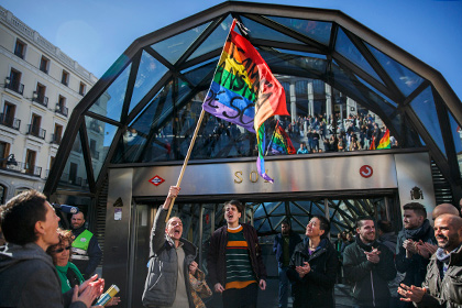 Главу службы безопасности мадридского метро уволили из-за геев