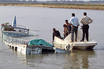 В Бангладеш затонуло судно со ста пассажирами на борту