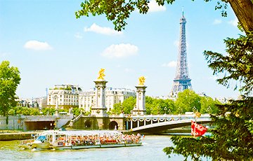 Париж потерял миллиарды евро дохода из-за спада туризма