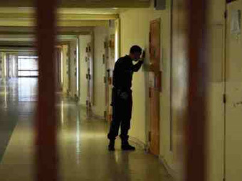 В парижской тюрьме заключенный захватил заложника