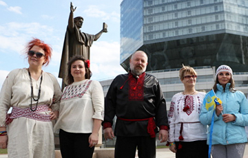 Возле Национальной библиотеки в Минске прошла акция в поддержку Украины