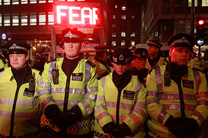 Британских полицейских обязали ездить на службу в гражданской одежде