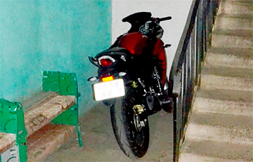 Фотофакт: В Малиновке в подъезде дома появилась парковка для мотоцикла
