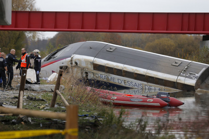 Пять человек погибли при сходе поезда с рельсов во Франции
