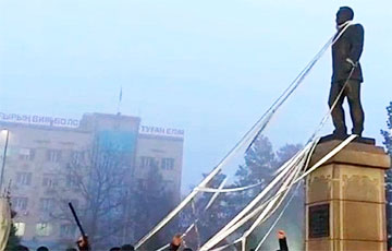 Памятник Назарбаеву, который смели протестующие, восстанавливать не планируют