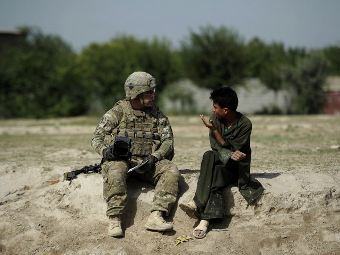 Афганский рабочий убил трех американских солдат