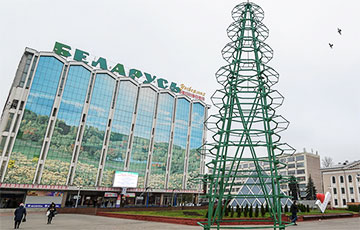В Минске возле универмага «Беларусь» устанавливают новогоднюю елку
