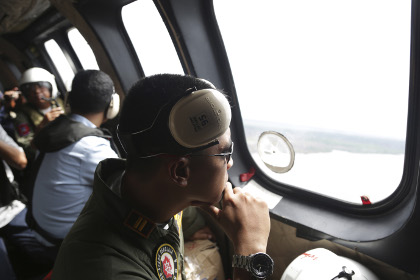 Попытка спасателей поднять фюзеляж самолета AirAsia провалилась
