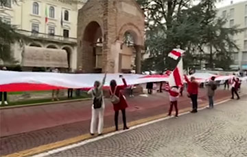 Белорусы Падуи вышли на Марш солидарности с гигантским флагом