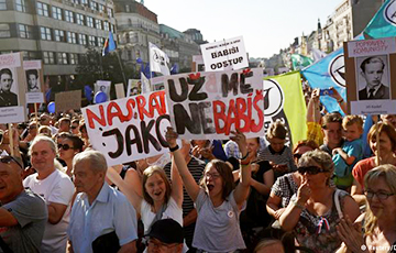 Чехи вышли на митинг против коммунистов в правительстве