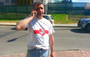 Активиста «Европейской Беларуси» Леонида Кулакова задержали из-за майки с флагом