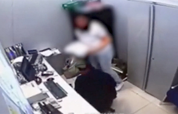 Видеофакт: В Бресте работница банка прямо под камерами выносила деньги из инкассаторского мешка