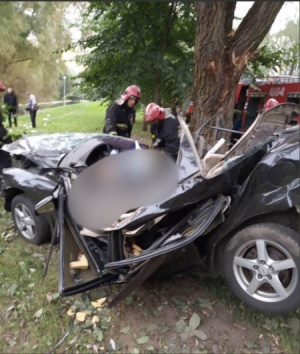 Страшное ДТП в Минске: машина врезалась в дерево, погибли люди