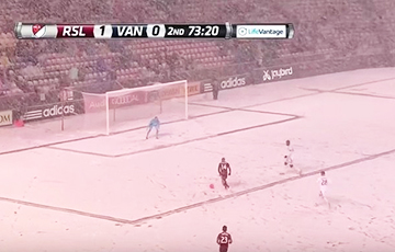 Видеофакт: Футболист бросил снежком в соперника, отобравшего у него мяч