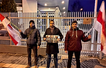 В Варшаве пикетировали белорусское посольство