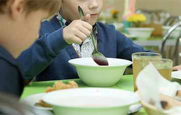В школах детей-льготников садят в столовой за отдельными столами и не дают сладости