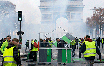 Митингующие в Париже построили баррикады в центре города