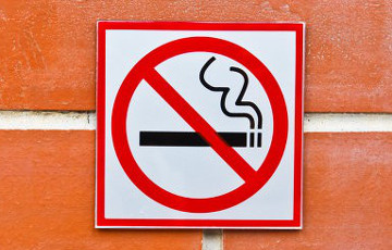 За курение в подъезде, на пляже и остановках белорусов будут штрафовать на $50