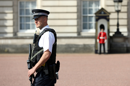 Напавший на британских полицейских джихадист-меченосец обвинен в терроризме