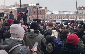В Москве огромная масса протестующих скандирует «Жыве Беларусь!»