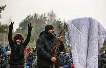 Видеофакт: Мигранты ломают ограждение на белорусско-польской границе