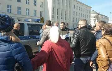 Фотофакт: Брестчане отбивают участников шествия у милиции и ОМОНа