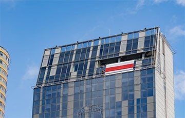 На здании самоуправления города Вильнюса появился бело-красно-белый флаг