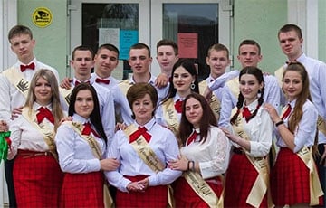 Белорусские школьники устроили бело-красно-белый протест во время «последнего звонка»