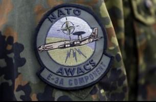 НАТО останавливает сотрудничество с Москвой и расширяет - с Украиной