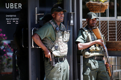 В ЮАР таксисты заблокировали крупнейший аэропорт Африки из-за Uber