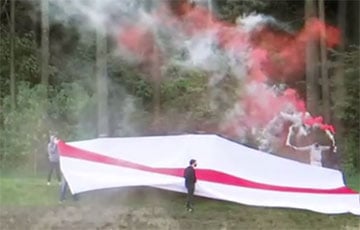Минчане из Зеленого Луга провели мощную акцию с огромным бело-красно-белым флагом