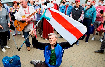 Фотофакт: Паралимпиец с бело-красно-белым флагом поставил подпись против Лукашенко