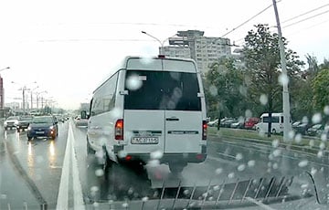 В Минске маршрутчик при перестроении вытеснил легковушку на встречку: видео