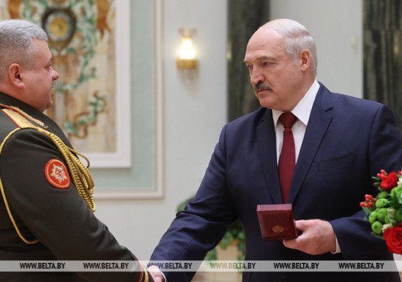 Лукашенко вручил государственные награды и генеральские погоны