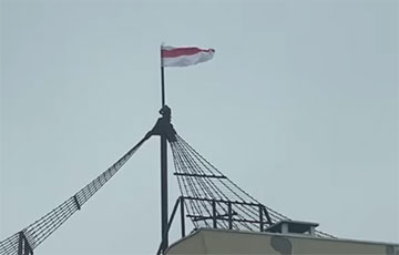 Минчане из ЖК «Мегаполис» спасли национальный флаг от лукашистов