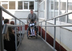 Дети-колясочники Гродно не попали в безбарьерную школу
