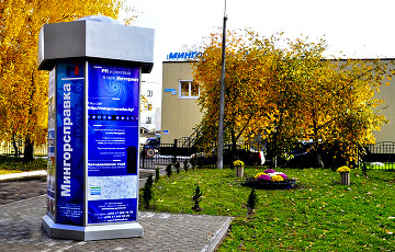 Фотофакт: В Минске установили первую рекламную тумбу нового образца