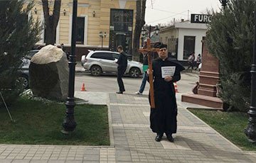 Ксендз, который служил в Беларуси, провел пикет в Крыму
