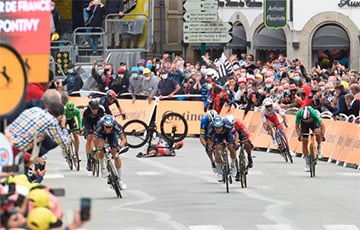 Велогонщики устроили акцию протеста на «Тур де Франс»