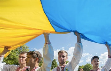 В Киеве развернули самый большой флаг Украины