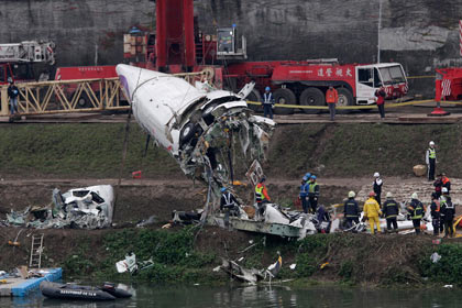 Авиаэксперты сообщили об отказе двигателей разбившегося на Тайване самолета