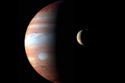 Получены редчайшие снимки прохождения трех спутников Юпитера по его диску