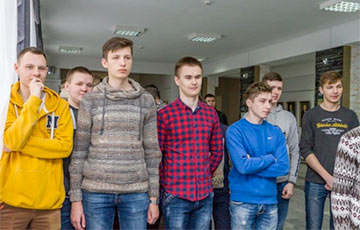 Студентов из Гродно заставили стоя слушать послание Лукашенко