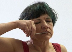 Австралийская актриса в Минске зашила себе рот (Видео)