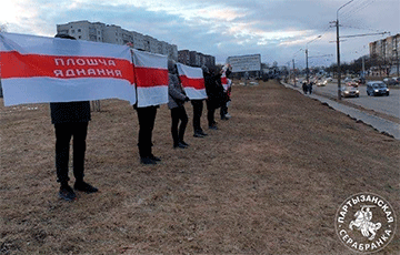 Жители Серебрянки выстроились в цепь солидарности