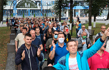 В Жодино сотни работников БелАЗа вышла на марш солидарности: фоторепортаж