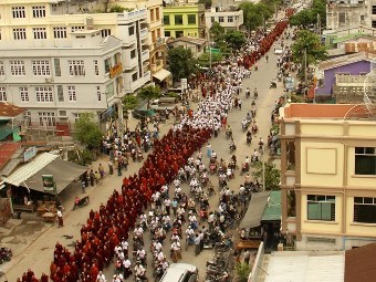Буддистские монахи в Мьянме провели демонстрацию против мусульман