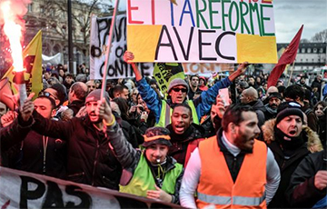 Во Франции прошли многотысячные митинги против пенсионной реформы