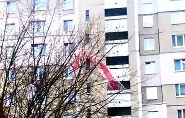 Национальный флаг вывесили местные жители на Юго-Западе Минска