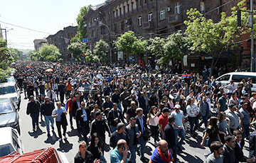 Министр спорта Армении подал в отставку и присоединился к протестующим